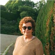 Germanistin, Texterin und Autorin unterrichtet Deutsch in der Grundschule